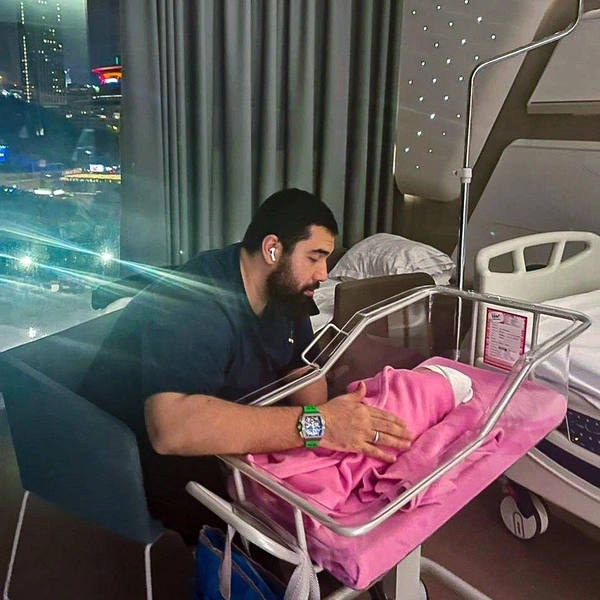 Jah Khalib со старшей дочерью, 2022 год
