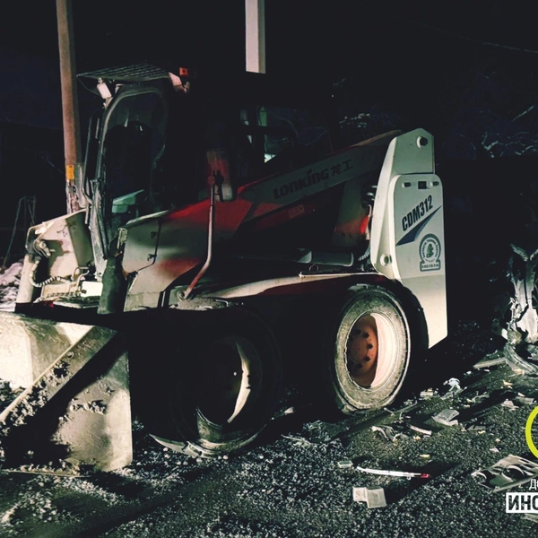 В Тосненском районе Ленобласти легковушка столкнулась с погрузчиком: фото | Источник: Дорожный инспектор