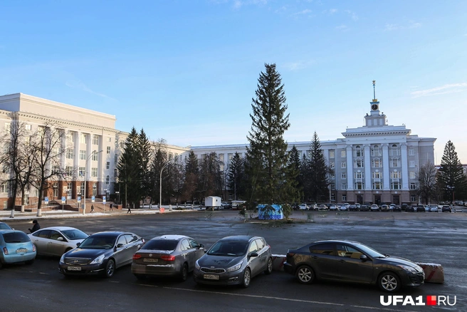 Площадь огородили бетонными блоками