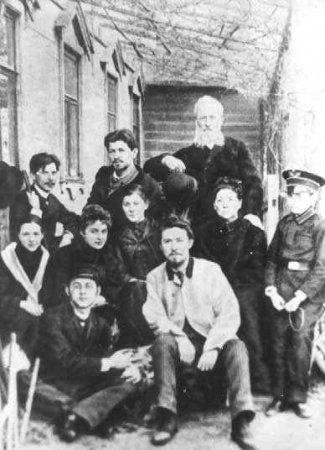 Чехов (в светлой куртке) в кругу семьи и друзей накануне поездки на Сахалин | Источник: chehov-lit.ru