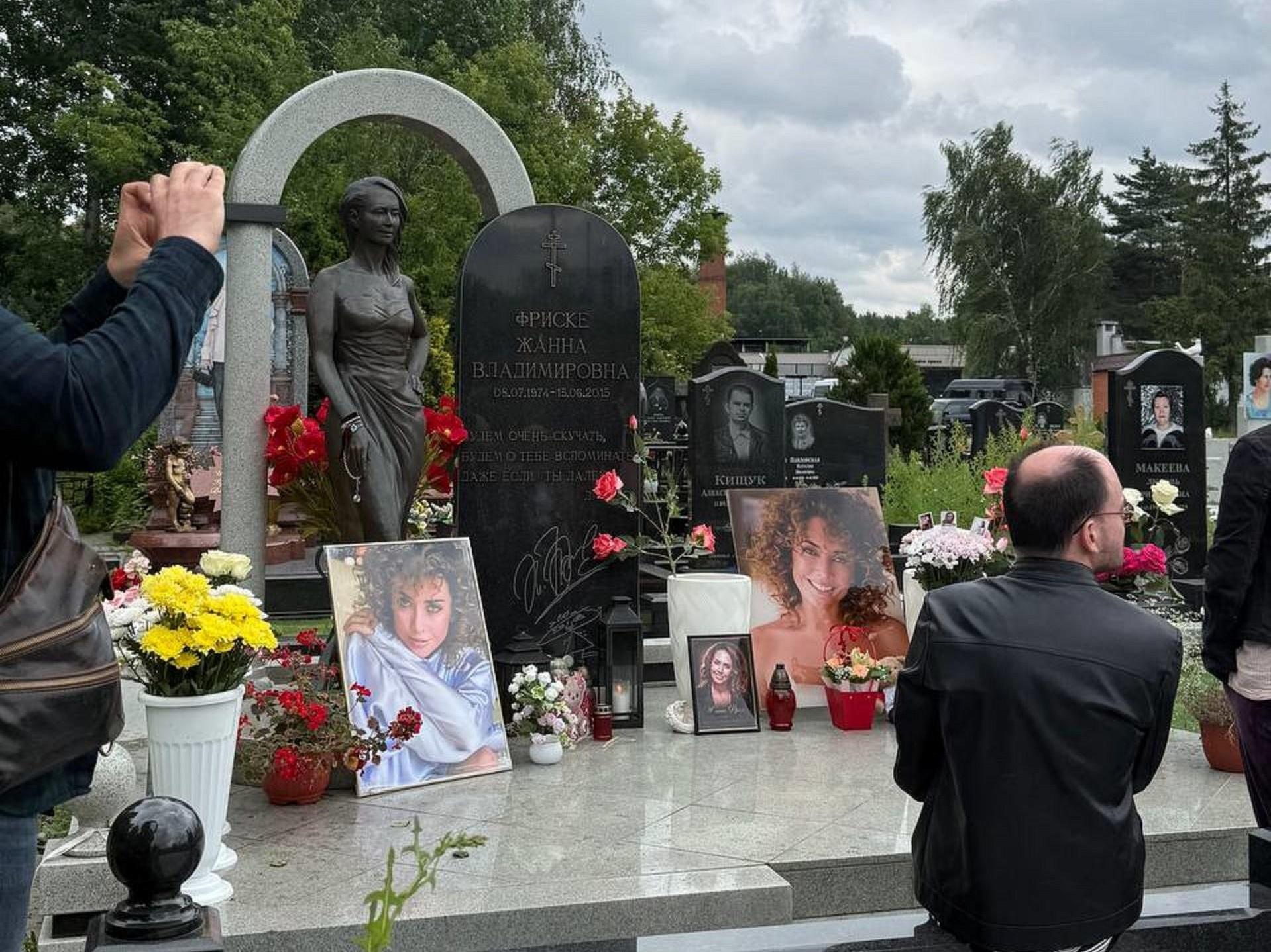 «Одно слово — гад. Бог его накажет, увидите». Отец Жанны Фриске пришел на могилу дочери в ее день рождения и сорвался на Шепелева