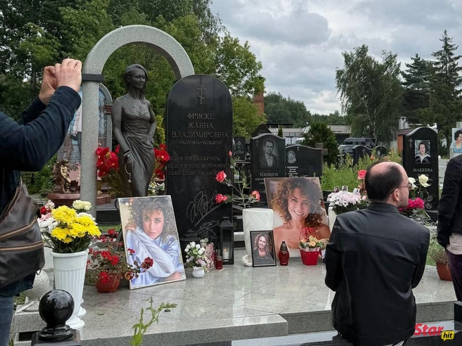 Родные Жанны Фриске пришли на ее могилу в день 52-летия | Источник: StarHit.ru