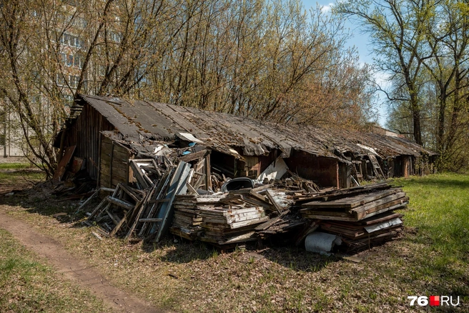 Этим сарайкам уже много лет, но их до сих пор не сносят | Источник: Александр Куренной / 76.RU