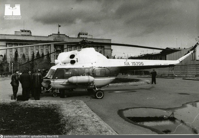 Вертолет МИ-2 на площади Революции, 1998 | Источник: В.&nbsp;И.&nbsp;Заболотский / vk.com/museumkkkm? z=photo-30684980_457256254%2Falbum-30684980_00%2Frev
