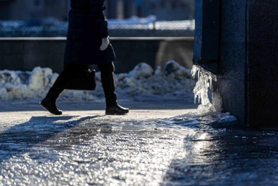 Novosibirsk residents struggle with dangerous icy bus stops