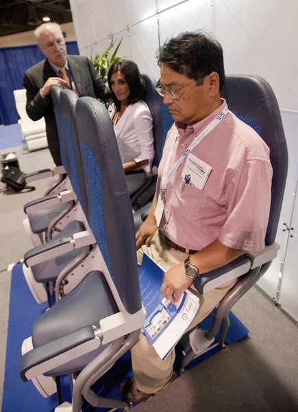 Авиакресла SkyRider с шагом 23 дюйма от итальянского производителя Aviointeriors представлены на выставке Aircraft Interiors Expo Americas. Эти предлагаемые седловидные сиденья, еще не одобренные Федеральным управлением гражданской авиации, предлагают авиакомпаниям способ разместить больше пассажиров в самолете, сократив расстояние между рядами меньше чем до двух футов. 14 сентября 2010 г., Калифорния, США  | Источник: Legion Media