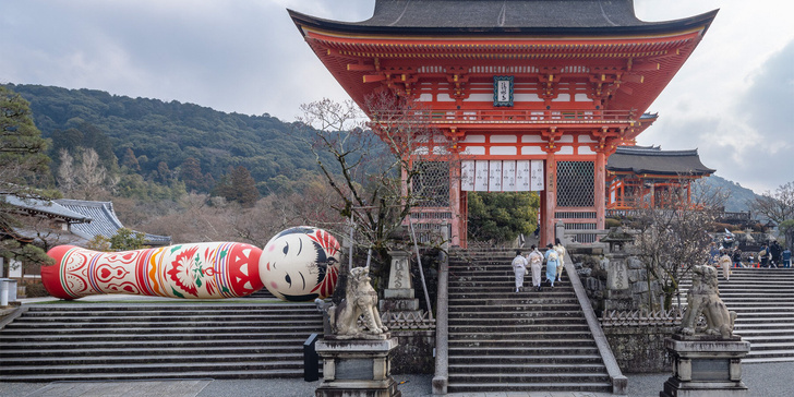 У древнего храма в Киото появилась гигантская кукла
