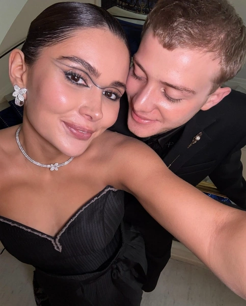 Марьям Тилляева с женихом Арно | Источник: Соцсети