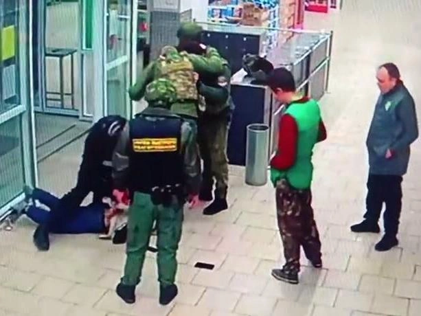 Для обездвиживания едва державшегося на ногах мужчины потребовалось пять охранников | Источник: читатель E1.RU