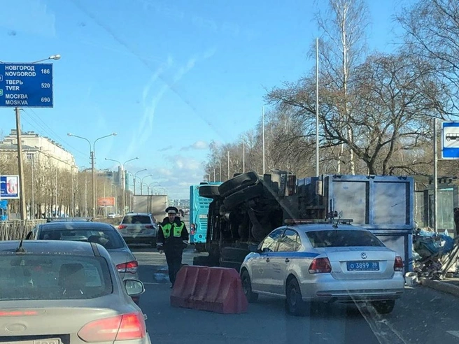 Перевернувшийся грузовик собрал пробку на Московском проспекте | Источник: Мегаполис | ДТП и ЧП | Санкт-Петербург | Питер