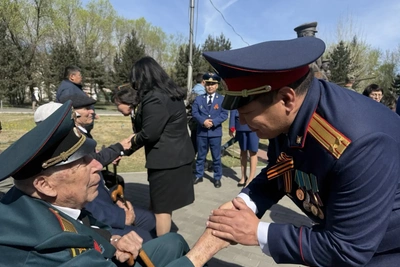 Руководитель и сотрудники СК возложили цветы к Мемориалу в Кызыле