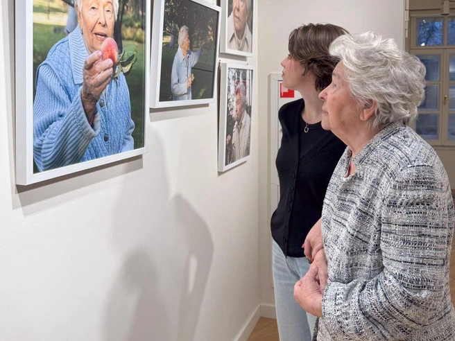 Наина Ельцина с внучкой Марией на выставке фотографий | Источник: «Ельцин Центр»