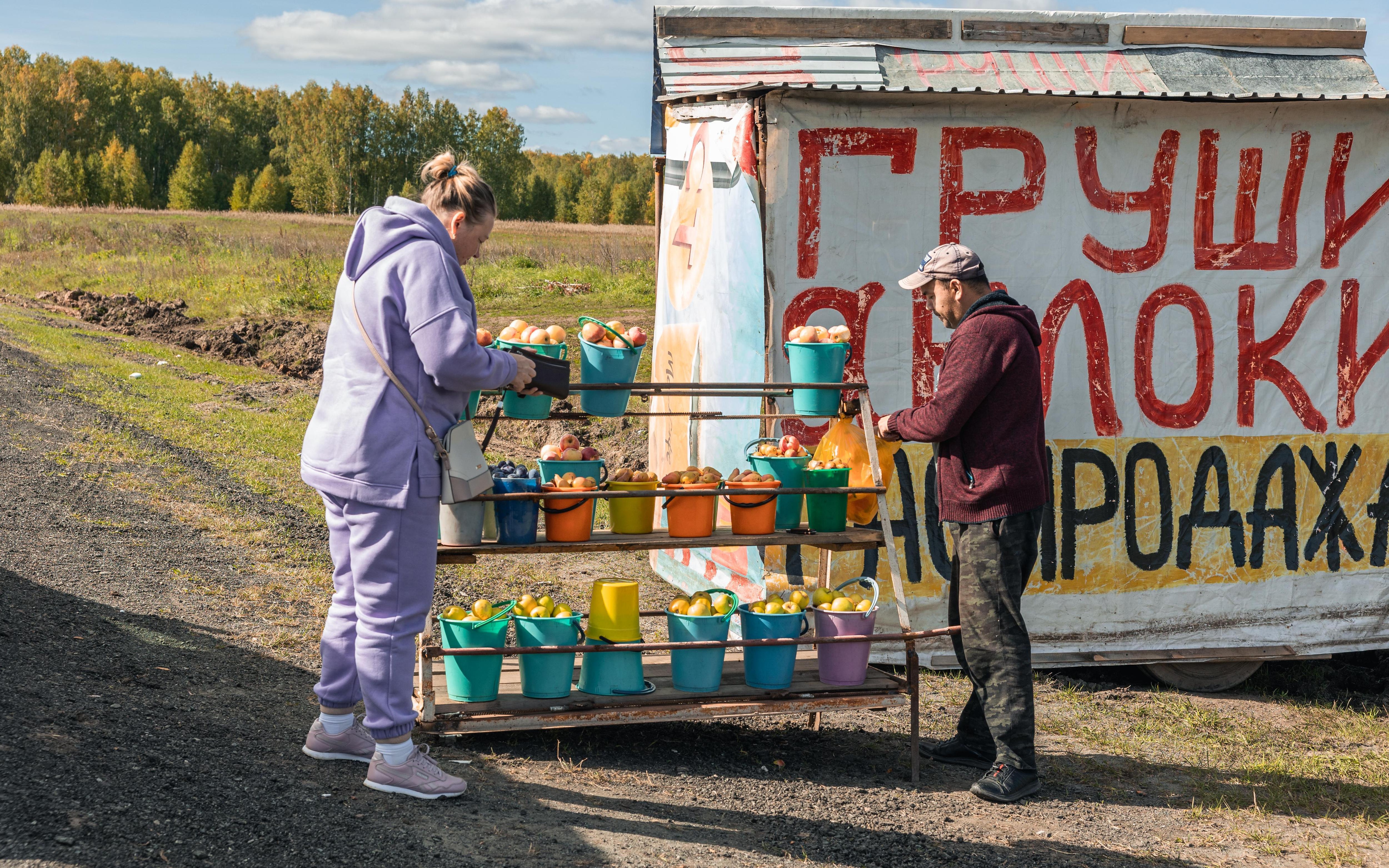 «Везут из Беларуси, Азербайджана и Китая». Эксперты рассказали, почему в России подорожали мандарины, яблоки и груши