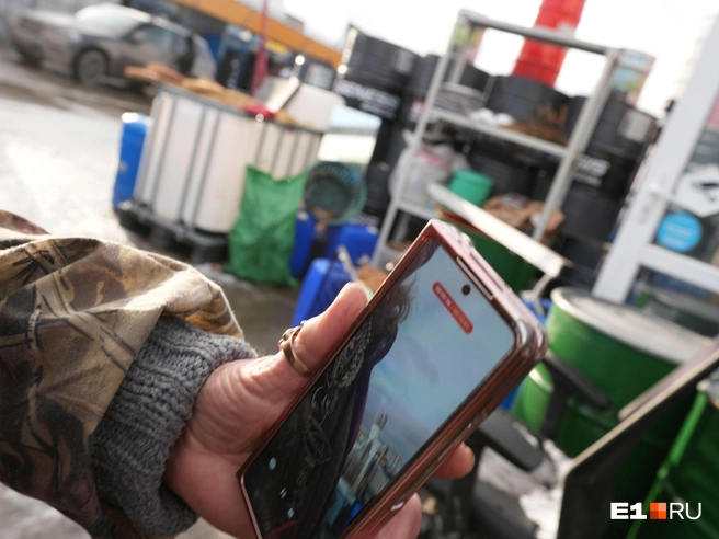 Продавщица не выпускает телефон из рук и постоянно снимает видео | Источник: Кирилл Кушнов / E1.RU