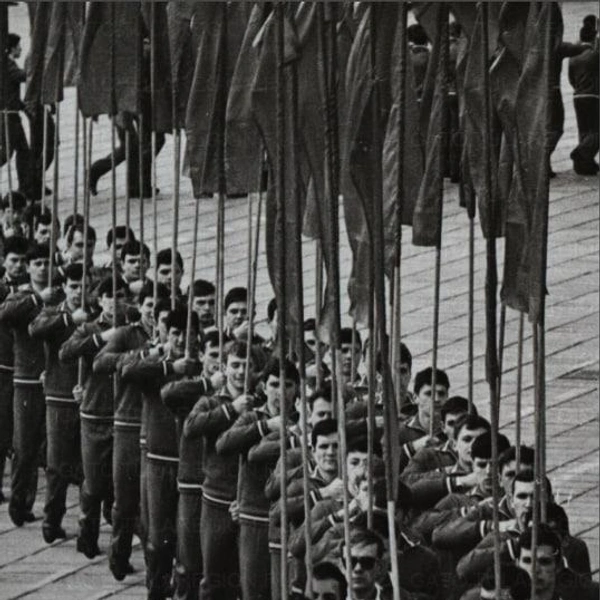 1 мая 1984 года, Тула. Шествие спортсменов с красными флагами | Источник: Государственный архив Тульской области