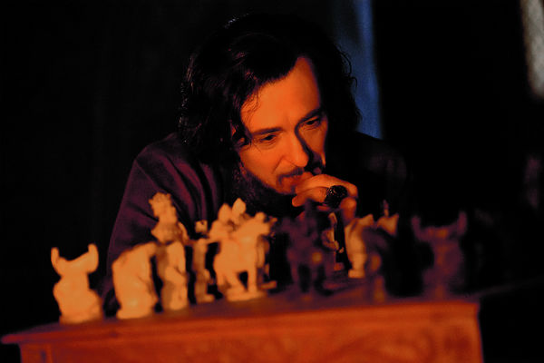 По сюжету герои часто играют в шахматы