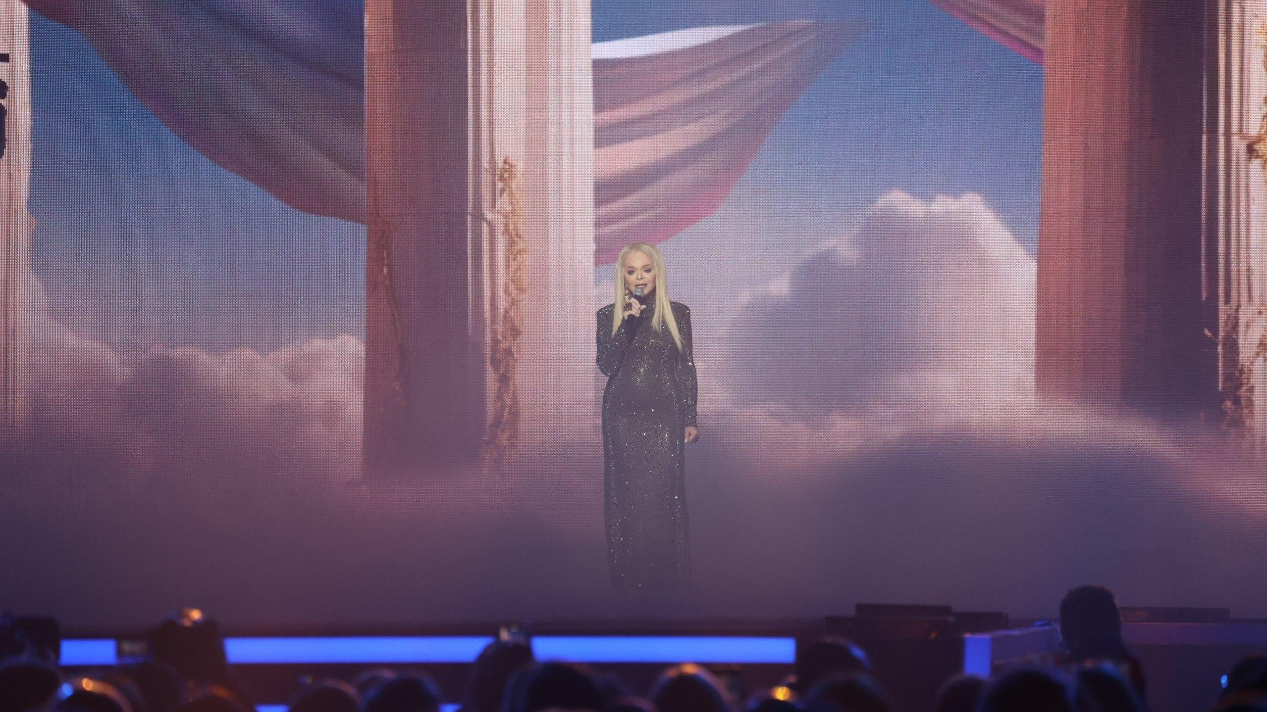 Отказалась общаться с журналистами и убежала: Долина впервые вышла на сцену после массовой отмены 