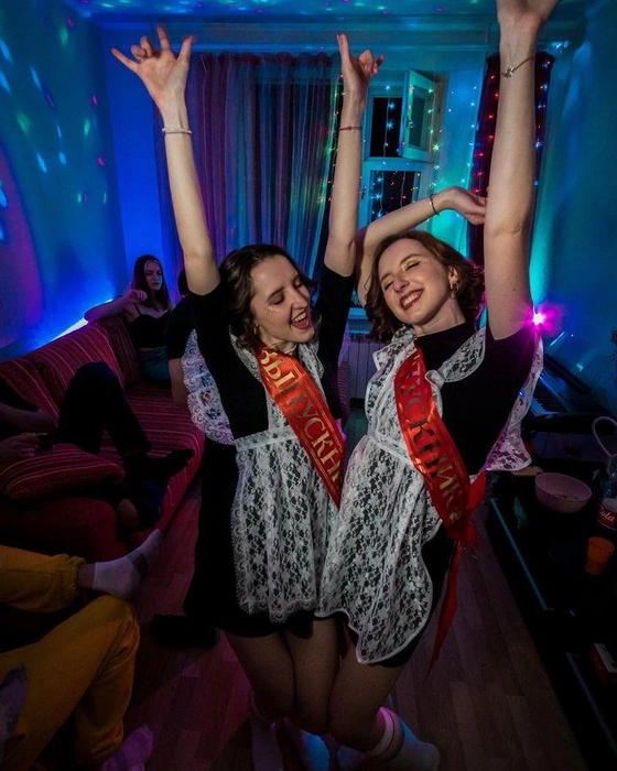 Одна из песен девушек посвящена выпускному | Источник: twinskovl / Instagram.com (деятельность запрещена на территории РФ)