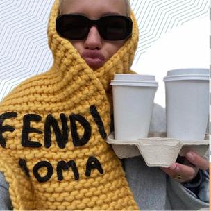 Защитят от ветра и добавят стиля: 5 самых модных шарфов на осень 2023