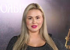 Анна Семенович спит с возлюбленным в разных комнатах: «Я предохранилась от храпа, сделала ему красивую спальню»