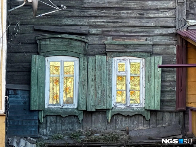 Такие простые, но теплые и уютные окна в старых «деревяшках», как их любовно называют иркутяне, можно рассматривать бесконечно | Источник: Настасья Медведева / NGS.RU