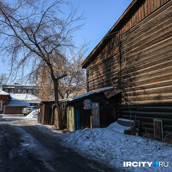 Парадная часть фасада заштукатурена, а вот внутренние стены обшиты вагонкой | Источник: Ксения Филимонова / IRCITY.RU