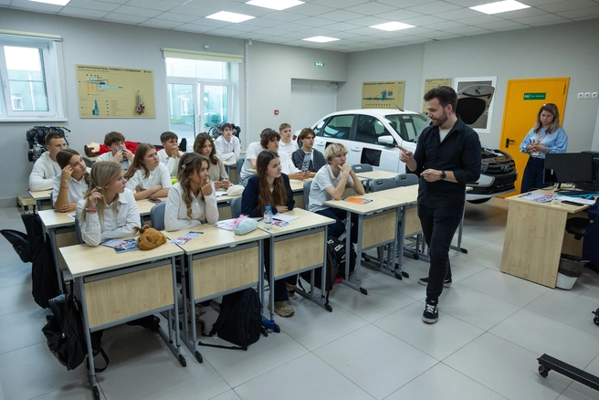 Ребята пытаются понять, как машина попала в аудиторию? Преподаватели шутят: «Включайте инженерное мышление!» | Источник: АО «КОНАР»