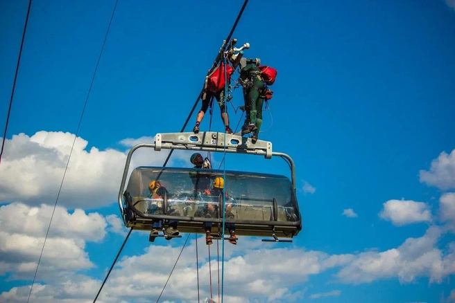 Команды выполнили сложное задание по эвакуации с канатно-кресельной дороги. | Источник: Пресс-служба ГУ МЧС России по Краснодарскому краю