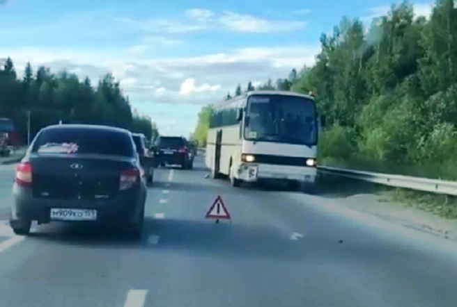 На автобусе тоже заметны следы столкновения | Источник: chp_59 / Instagram.com