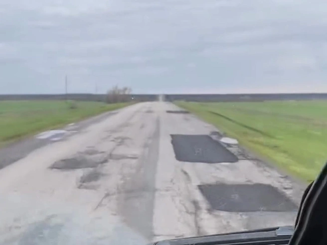 Состояние дороги водитель запечатлел на видео | Источник: @1kozirek / Instagram (принадлежит Meta, экстремистской организации, деятельность запрещена на территории РФ)