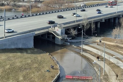 В Челябинске река Миасс затопила дорогу возле «Родника»