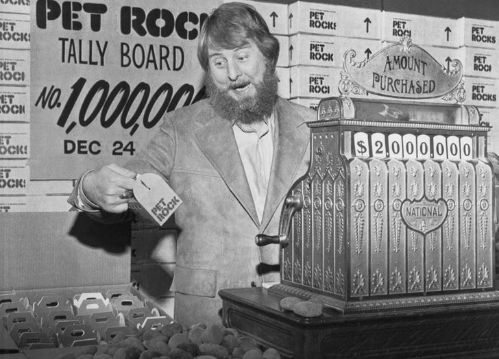 Гэри Дал, создатель Pet Rock, одной из самых продаваемых новинок этого рождественского сезона, готовится упаковать миллионный Pet Rock. Лос-Гатос, Калифорния, 25 декабря 1975 год | Источник: Bettmann/Getty Images