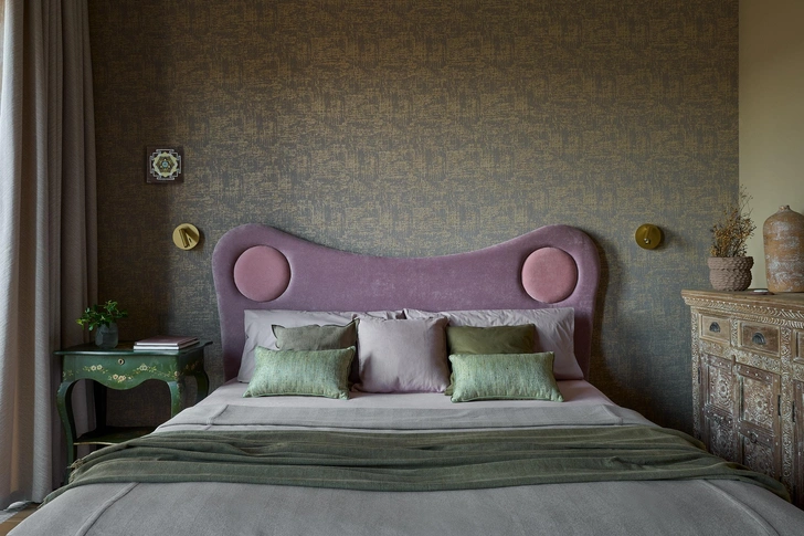 Кровать изготовлена на заказ по эскизам дизайнера. Обои, Mahieu. Янтра Луны, Ольга Ткачева. | Источник: Ник Руденко. Стиль: Людмила Кришталева, Елена Середа 