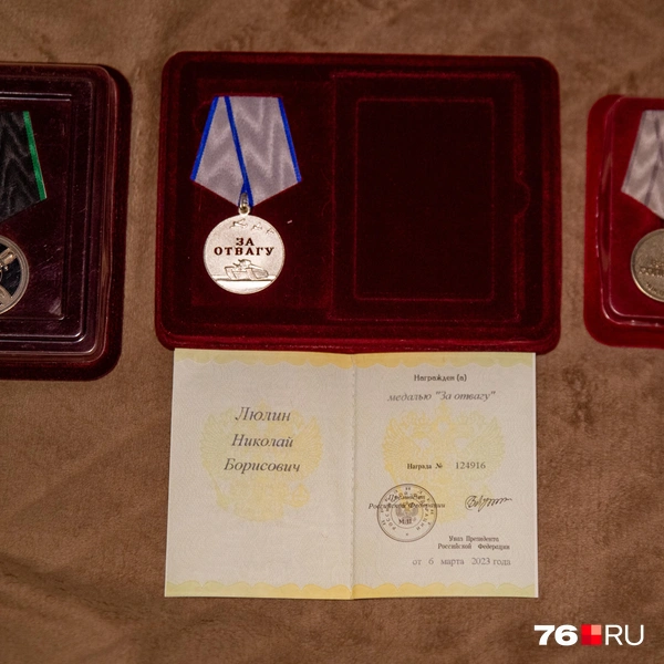 Николай гордится своими наградами | Источник: Кирилл Поверинов / 76.RU