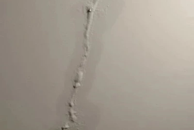 Жильцы нового дома на Больничной жалуются на протечки и трещины