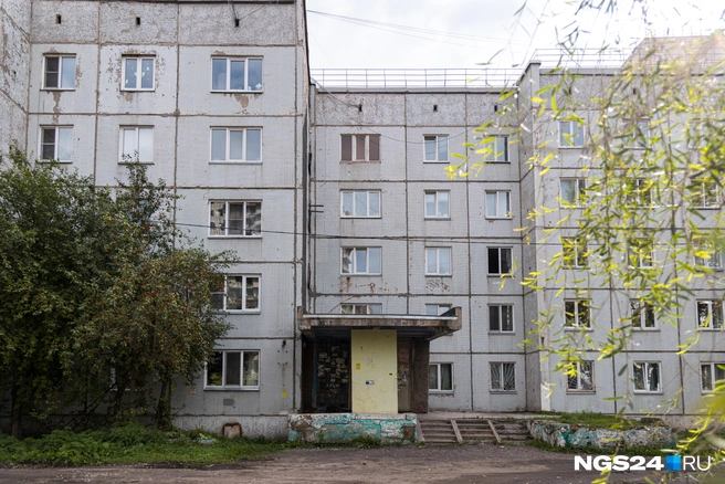 Так выглядит общежитие со стороны дороги | Источник: Мария Ленц / NGS24.RU