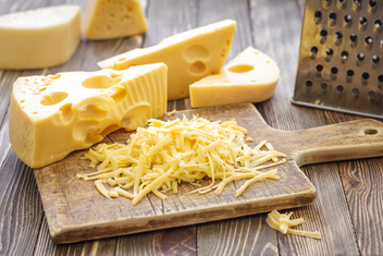 Ученые разгадали тайну появления дырок в швейцарском сыре