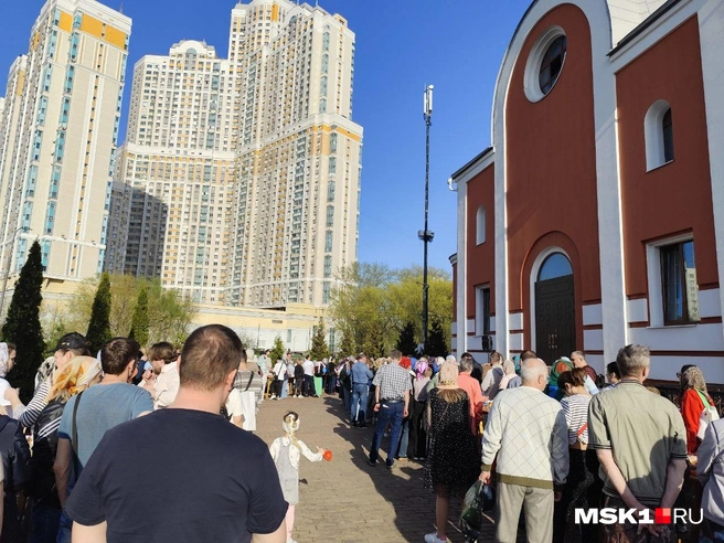 Такая очередь выстроилась на вход в храм | Источник: Игорь Мещанев / MSK1.RU