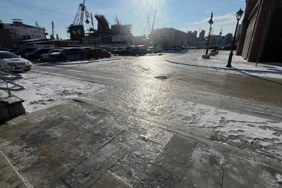 Пешеходы Владивостока третий день борются с гололедом