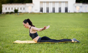 Видео: 5 простых домашних упражнений для ровной спины и красивой осанки