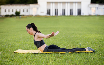 Видео: 5 простых домашних упражнений для ровной спины и красивой осанки