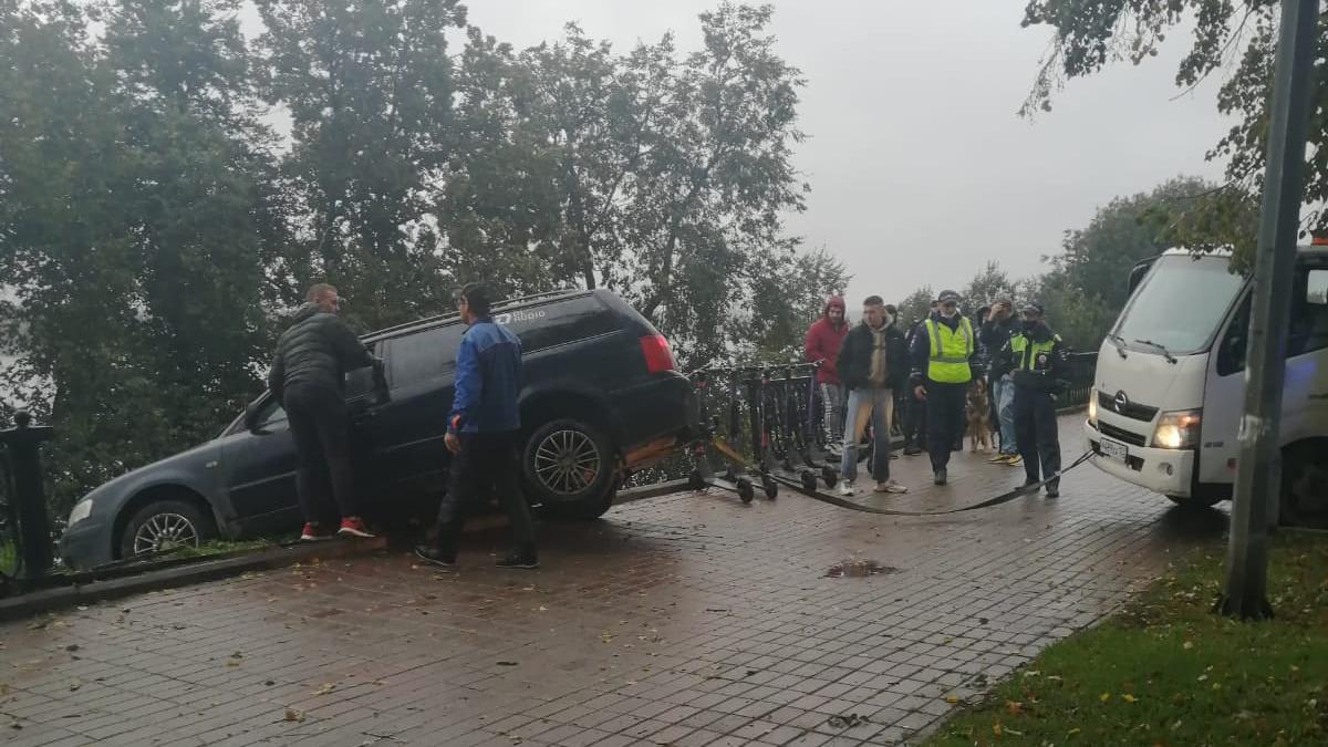 ДТП в Ярославле, легковушка снесла забор в Ярославле, набережная Ярославля  - 9 сентября 2021 - 76.ру