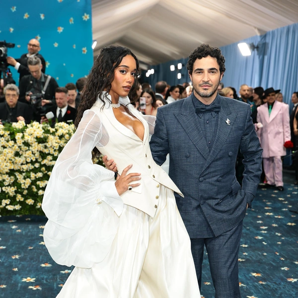 Лора Харриер и Зак Позен на Met Gala 2025 | Источник: Getty Images