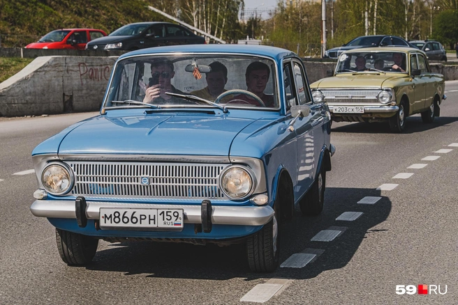 Проезжающие автомобили фотографировали люди на улице. Не каждый день такое увидишь! | Источник: Тимофей Калмаков