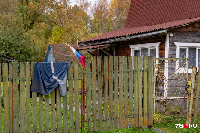 Для чего на воротах висит куртка&nbsp;— не известно | Источник: Кирилл Поверинов / 76.RU