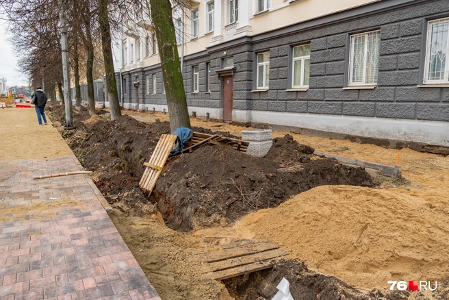 Тротуары возле дома еще не готовы | Источник: Кирилл Поверинов / 76.RU