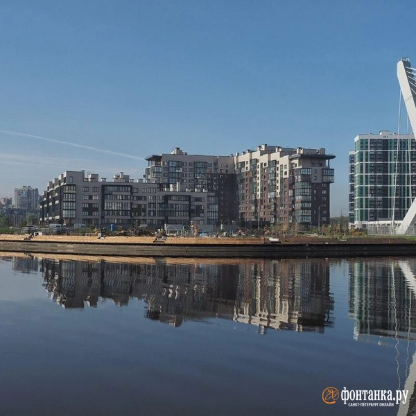 Вид на пространство с противоположного берега. Одной из главных «фишек» должен стать амфитеатр | Источник: Михаил Огнев / FONTANKA.RU