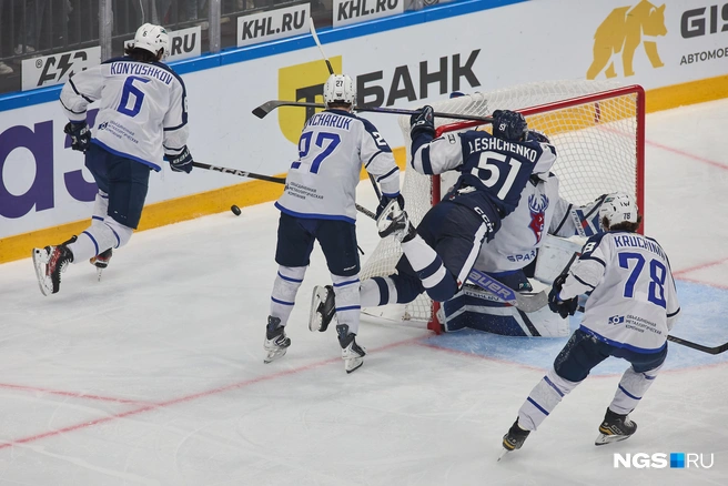 «Игра понравилась, но хотелось бы побольше очков. Очко сегодня — трудовое, ребята его заслужили, молодцы», — сказал главный тренер новосибирцев Вячеслав Буцаев | Источник: Александр Ощепков / NGS.RU