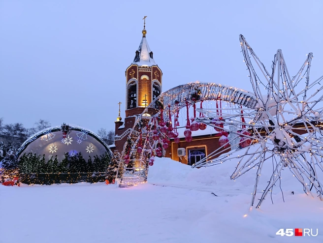Красиво и пустынно у храма | Источник: Надежда Тихомирова / 45.RU