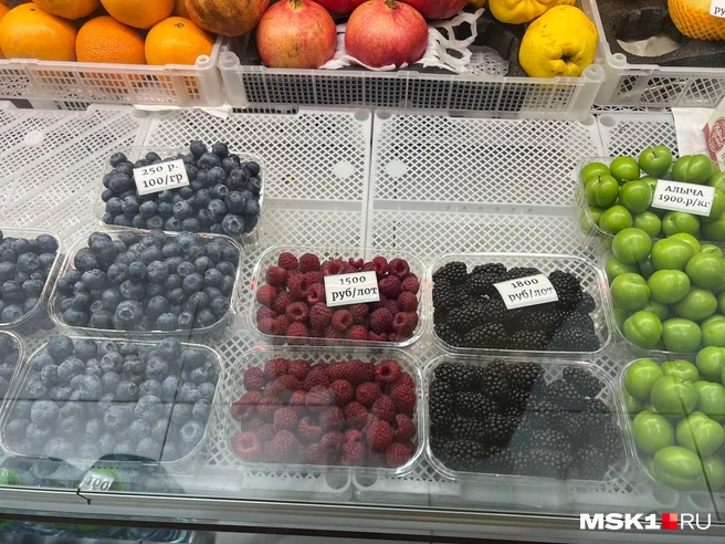 В небольшом фруктовом магазине у станции метро «Варшавская» лоток малины весом 250 грамм стоит 1500 рублей. | Источник: Елена Халматова / MSK1.RU